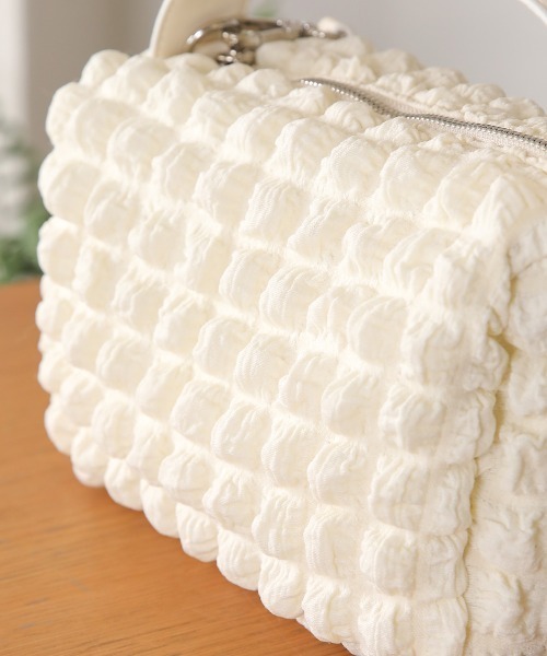 Bab(バブ)の「ぽこぽこショルダーバッグ(ショルダーバッグ・レディース・アイボリー/ブラック・ONESIZE)」の3枚目の写真