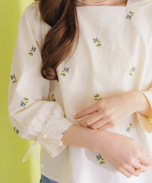 flower(フラワー)の「フローラルエンブロイダリーブラウス(シャツ/ブラウス・レディース・アイボリー/ブルー・FREE)」の2枚目の写真