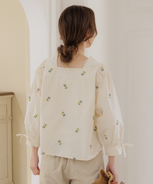 flower(フラワー)の「フローラルエンブロイダリーブラウス(シャツ/ブラウス・レディース・アイボリー/ブルー・FREE)」の11枚目の写真