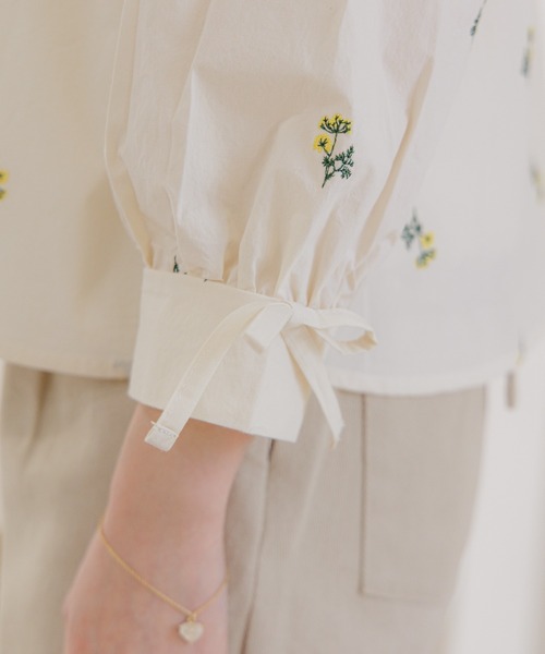 flower(フラワー)の「フローラルエンブロイダリーブラウス(シャツ/ブラウス・レディース・アイボリー/ブルー・FREE)」の14枚目の写真