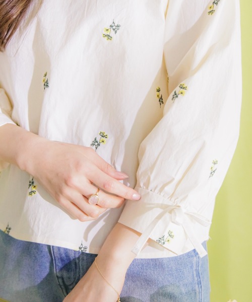 flower(フラワー)の「フローラルエンブロイダリーブラウス(シャツ/ブラウス・レディース・アイボリー/ブルー・FREE)」の6枚目の写真