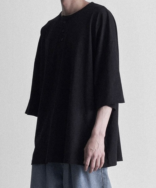 RUUBON(ルーボン)の「【RUUBON】relax henry neck Tee / リラックス ヘンリーネック Tシャツ(Tシャツ/カットソー・メンズ・ブラック/ライトグレー・S/M/L)」の6枚目の写真