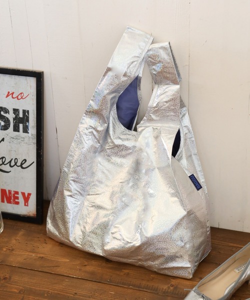 BAGGU(バグー)の「【BAGGU(バグゥ)】メタリック (日本限定)/ エコバッグ / トートバッグ〈A4サイズ対応〉(エコバッグ/サブバッグ・レディース・イエロー/シルバーグレー/その他1/その他2/セージグリーン/ライトブルー/ピンク・0)」の6枚目の写真
