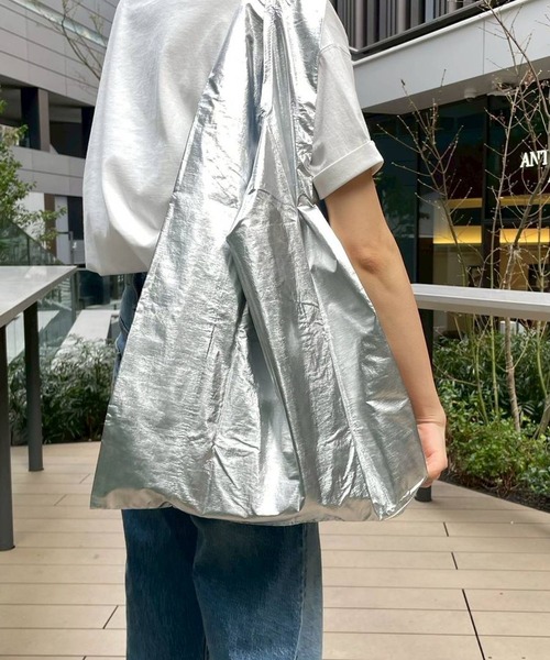 BAGGU(バグー)の「【BAGGU(バグゥ)】メタリック (日本限定)/ エコバッグ / トートバッグ〈A4サイズ対応〉(エコバッグ/サブバッグ・レディース・イエロー/シルバーグレー/その他1/その他2/セージグリーン/ライトブルー/ピンク・0)」の12枚目の写真