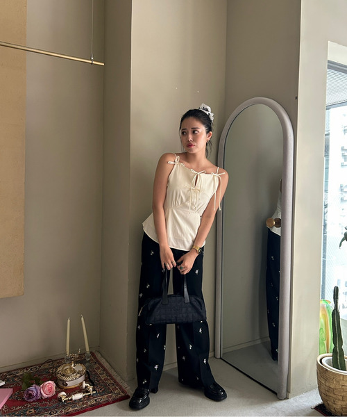 フラワーステッチ センタープレス ストレートスラックス