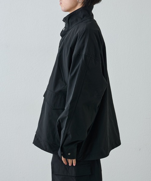 COLONY 2139（コロニートゥーワンスリーナイン）の「ストレッチスタンドブルゾン（ブルゾン・メンズ・カーキ/ブラック・MEDIUM/LARGE）」の16枚目の写真