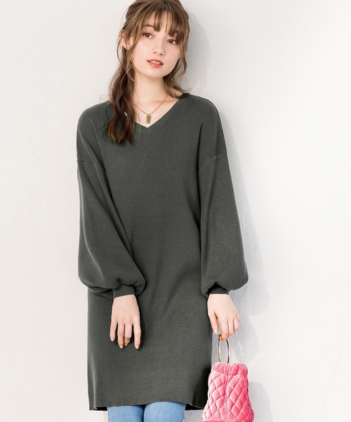 alotta(アロッタ)の「もっちりパフ袖ニットワンピース(ニット/セーター・レディース・ベージュ/ブラック/チャコール/フューシャピンク/パープル/ピンクベージュ・M/4L/LL/3L/5L/L)」の2枚目の写真