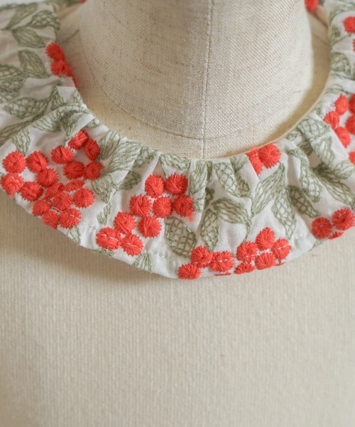 Hoppetta(ホッペッタ)の「【Hoppetta plus】オーガニックコットンベリー刺繍襟ボディオール 70cm・80cm(ロンパース・キッズ・レッド/ブルー・80cm/70cm)」の4枚目の写真