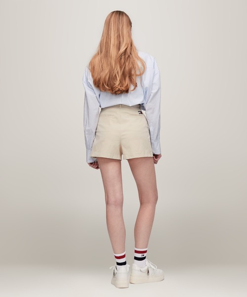tommy jeans(トミー ジーンズ)の「【NET ViVi掲載】クレアハイライズプリーツショートパンツ(その他パンツ・レディース・ベージュ/ブラック・26inch/25inch)」の4枚目の写真