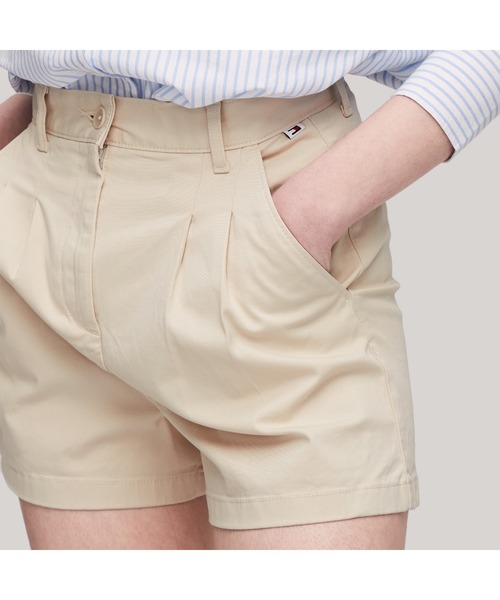 tommy jeans(トミー ジーンズ)の「【NET ViVi掲載】クレアハイライズプリーツショートパンツ(その他パンツ・レディース・ベージュ/ブラック・26inch/25inch)」の5枚目の写真