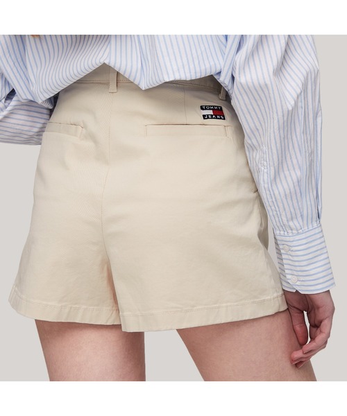 tommy jeans(トミー ジーンズ)の「【NET ViVi掲載】クレアハイライズプリーツショートパンツ(その他パンツ・レディース・ベージュ/ブラック・26inch/25inch)」の6枚目の写真