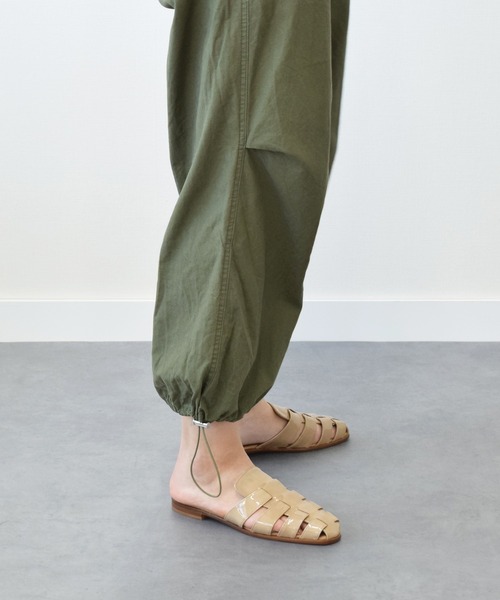 PASCUCCI（パスクッチ）の「【PASCUCCI】グルカテイストミュールサンダル(D42300)（サンダル・レディース・ブラック/シルバー/ベージュ・37/38/36）」の2枚目の写真