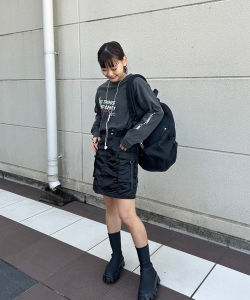 JEANASIS（ジーナシス）の「【ZOZO限定】ストリートグラフィックロンＴ/112270（Tシャツ/カットソー・レディース・チャコールグレー/オフホワイト・FREE）」の4枚目の写真