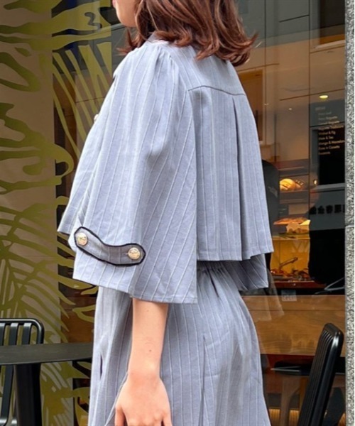 axes femme POETIQUE（アクシーズファムポエティック）の「ダブルボタンケープジャケット（テーラードジャケット・レディース・ベージュ/グレー/ブラック・MEDIUM）」の4枚目の写真