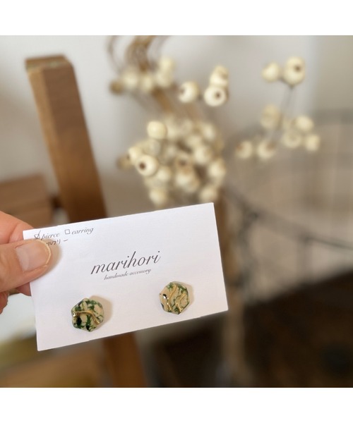 tone(トーン)の「【marihori】ポリマークレイ 大理石風 小ぶりピアス(MA)(ピアス(両耳用)・レディース・ベージュ系その他/グリーン系その他/ブラック系その他・FREE)」の3枚目の写真