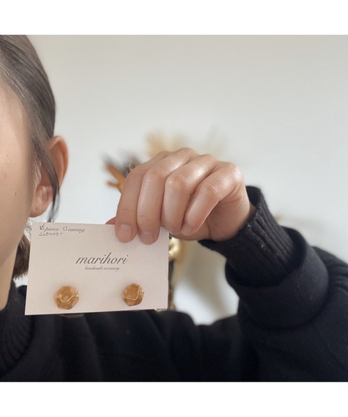 tone(トーン)の「【marihori】ポリマークレイ 大理石風 小ぶりピアス(MA)(ピアス(両耳用)・レディース・ベージュ系その他/グリーン系その他/ブラック系その他・FREE)」の7枚目の写真