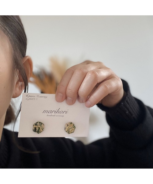 tone(トーン)の「【marihori】ポリマークレイ 大理石風 小ぶりピアス(MA)(ピアス(両耳用)・レディース・ベージュ系その他/グリーン系その他/ブラック系その他・FREE)」の5枚目の写真