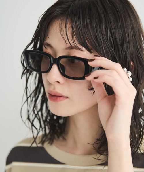 MERLOT（メルロー）の「スクエアフレームフラットレンズサングラス（サングラス・レディース・グレー/ホワイト/ブラック・FREE）」の2枚目の写真