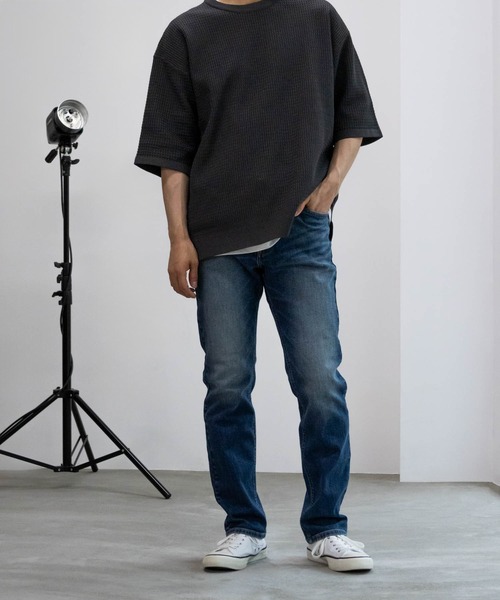Wrangler(ラングラー)の「BROKEN DENIM SLIM STRAIGHT(デニムパンツ・メンズ・ブルー系1/ブルー系2/ワンウォッシュ・32inch/30inch/28inch/34inch/31inch/29inch/33inch)」の1枚目の写真