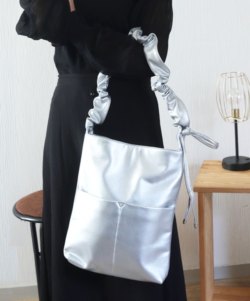florist（フローリスト）の「【2way】韓国ファッション大容量で軽いスクエアラッフルギャザーレザーショルダーバッグリボン / A4収納OK（ショルダーバッグ・レディース・シルバー/チャコールグレー/ブラック/アイボリー/グレイッシュベージュ/シャンパン・M size）」の5枚目の写真