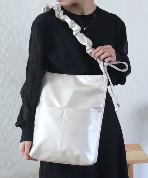florist（フローリスト）の「【2way】韓国ファッション大容量で軽いスクエアラッフルギャザーレザーショルダーバッグリボン / A4収納OK（ショルダーバッグ・レディース・シルバー/チャコールグレー/ブラック/アイボリー/グレイッシュベージュ/シャンパン・M size）」の6枚目の写真