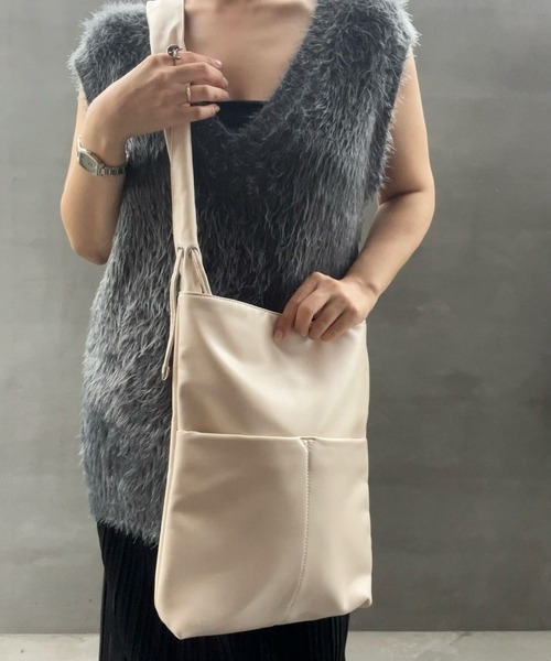 florist（フローリスト）の「【2way】韓国ファッション大容量で軽いスクエアラッフルギャザーレザーショルダーバッグリボン / A4収納OK（ショルダーバッグ・レディース・シルバー/チャコールグレー/ブラック/アイボリー/グレイッシュベージュ/シャンパン・M size）」の11枚目の写真