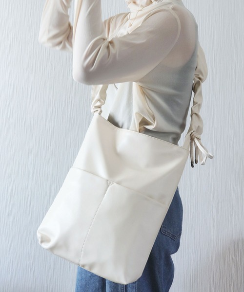 florist（フローリスト）の「【2way】韓国ファッション大容量で軽いスクエアラッフルギャザーレザーショルダーバッグリボン / A4収納OK（ショルダーバッグ・レディース・シルバー/チャコールグレー/ブラック/アイボリー/グレイッシュベージュ/シャンパン・M size）」の8枚目の写真