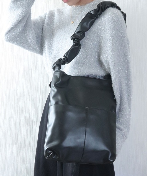 florist（フローリスト）の「【2way】韓国ファッション大容量で軽いスクエアラッフルギャザーレザーショルダーバッグリボン / A4収納OK（ショルダーバッグ・レディース・シルバー/チャコールグレー/ブラック/アイボリー/グレイッシュベージュ/シャンパン・M size）」の12枚目の写真