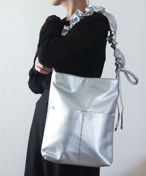 florist（フローリスト）の「【2way】韓国ファッション大容量で軽いスクエアラッフルギャザーレザーショルダーバッグリボン / A4収納OK（ショルダーバッグ・レディース・シルバー/チャコールグレー/ブラック/アイボリー/グレイッシュベージュ/シャンパン・M size）」の22枚目の写真