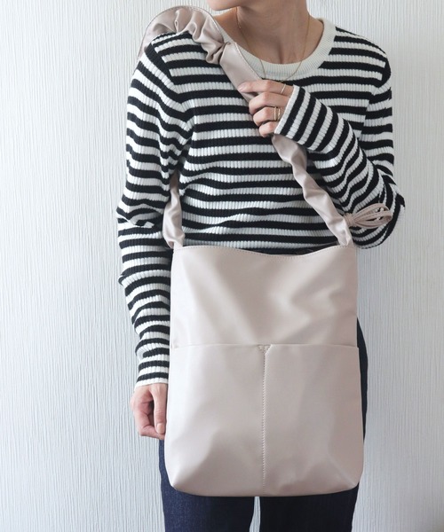 florist（フローリスト）の「【2way】韓国ファッション大容量で軽いスクエアラッフルギャザーレザーショルダーバッグリボン / A4収納OK（ショルダーバッグ・レディース・シルバー/チャコールグレー/ブラック/アイボリー/グレイッシュベージュ/シャンパン・M size）」の20枚目の写真