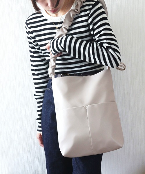 florist（フローリスト）の「【2way】韓国ファッション大容量で軽いスクエアラッフルギャザーレザーショルダーバッグリボン / A4収納OK（ショルダーバッグ・レディース・シルバー/チャコールグレー/ブラック/アイボリー/グレイッシュベージュ/シャンパン・M size）」の21枚目の写真