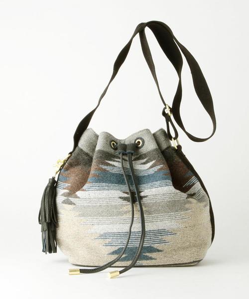 Another Edition（アナザーエディション）の「ネイティブ巾着ショルダー/AE NATIV ｷﾝﾁｬｸ◆（ショルダーバッグ・レディース・オフホワイト/ネイビー・フリー）」の2枚目の写真