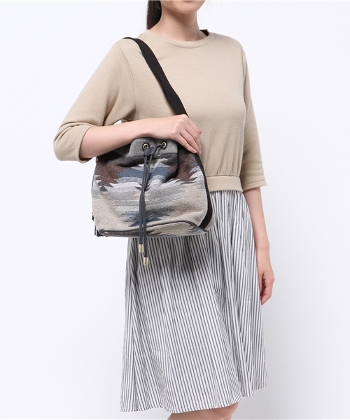 Another Edition（アナザーエディション）の「ネイティブ巾着ショルダー/AE NATIV ｷﾝﾁｬｸ◆（ショルダーバッグ・レディース・オフホワイト/ネイビー・フリー）」の3枚目の写真