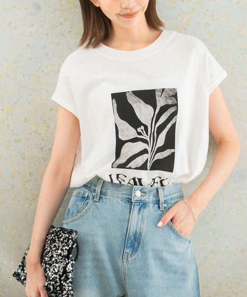 CHIGNON（シニヨン）の「CHIGNON　アートプリントフレンチTシャツ（Tシャツ/カットソー・レディース・オフホワイト/カーキ・FREE）」の2枚目の写真