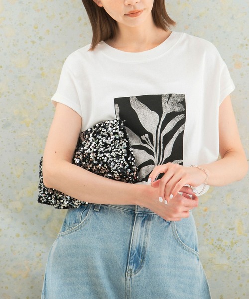 CHIGNON（シニヨン）の「CHIGNON　アートプリントフレンチTシャツ（Tシャツ/カットソー・レディース・オフホワイト/カーキ・FREE）」の3枚目の写真
