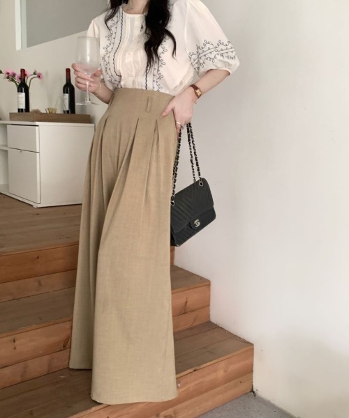 ABITOKYO(アビトーキョー)の「ダブルタックハイウエストワイドパンツ(スラックス・レディース・チャコールグレー/ブラック/ベージュ・S/M/L)」の4枚目の写真