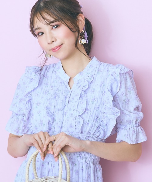 marun(マルン)の「<大きいサイズ> フリルデザインフラワープリントワンピース marun(ワンピース・レディース・パープル系/ピンク系・5L/4L/3L/LL/L)」の5枚目の写真