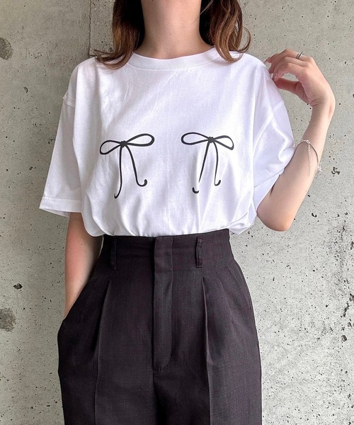 cuorequal(クオレコール)の「リボンプリントバレエコア半袖Tシャツ(Tシャツ/カットソー・レディース・ホワイト・MEDIUM/LARGE/X-LARGE)」の1枚目の写真
