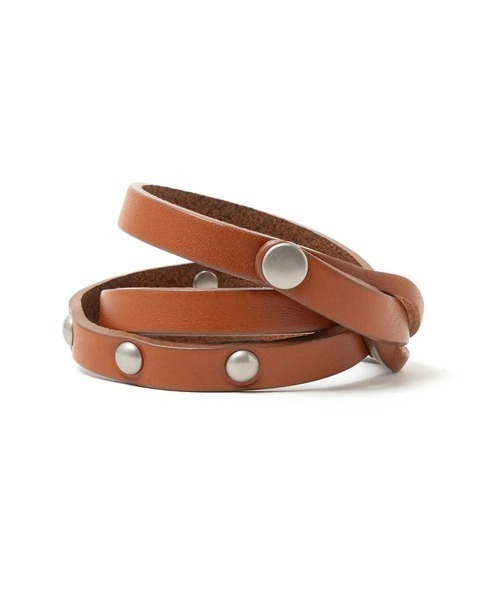 hobo(ホーボー)の「【hobo / ホーボー】STUDDED WRAP BRACELET COW LEATHER(ブレスレット・メンズ・キャメル/ブラック・FREE)」の2枚目の写真