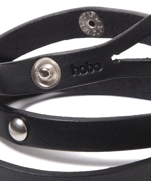 hobo(ホーボー)の「【hobo / ホーボー】STUDDED WRAP BRACELET COW LEATHER(ブレスレット・メンズ・キャメル/ブラック・FREE)」の6枚目の写真