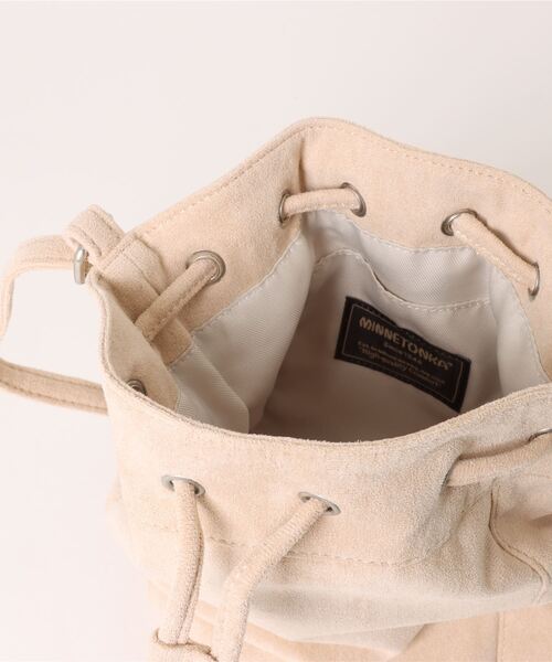 Right-on（ライトオン）の「【MINNETONKA】タッセル付きショルダー（ショルダーバッグ・レディース・ライトベージュ/ダークグレー・ONE SIZE）」の5枚目の写真