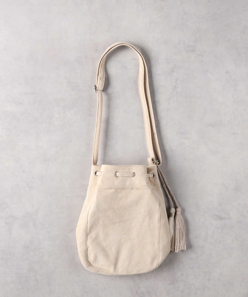 Right-on（ライトオン）の「【MINNETONKA】タッセル付きショルダー（ショルダーバッグ・レディース・ライトベージュ/ダークグレー・ONE SIZE）」の7枚目の写真