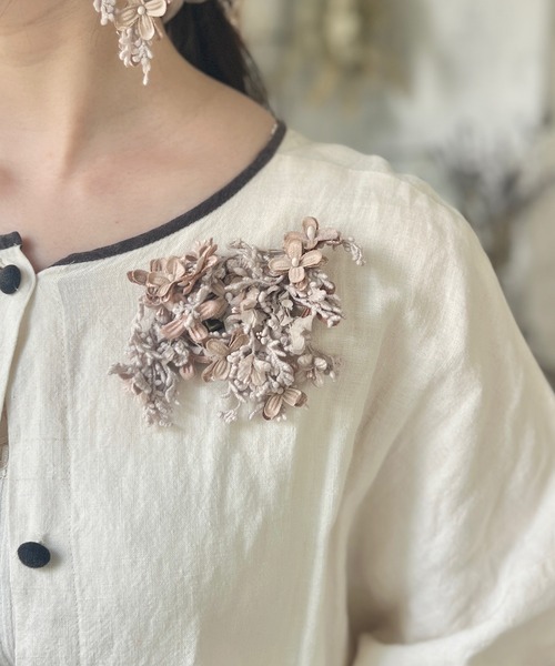 m.soeur（エムスール）の「ライラックのコサージュ（ブローチ/コサージュ・レディース・ブラック/グレー・FREE）」の3枚目の写真