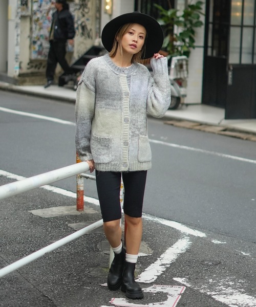 roial(ロイアル)の「CARDIGAN/ROIAL(ロイアル)ペールトーンマルチボーダーデザインショート丈ニットカーディガン(カーディガン/ボレロ・レディース・グリーン/ピンク/ブルー・FREE)」の19枚目の写真