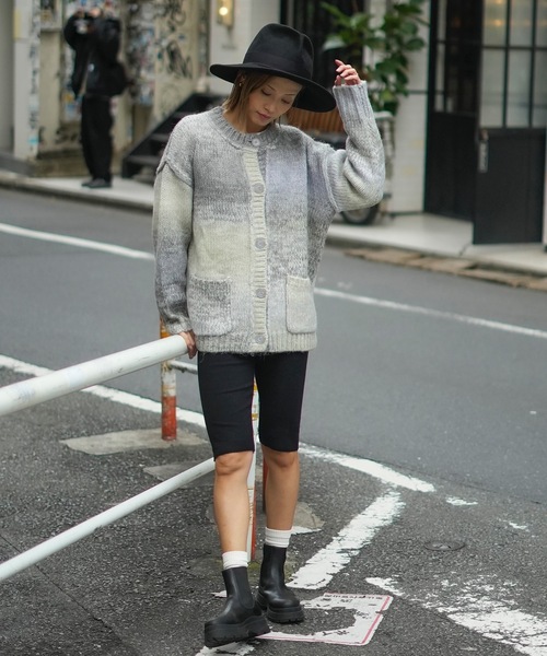 roial(ロイアル)の「CARDIGAN/ROIAL(ロイアル)ペールトーンマルチボーダーデザインショート丈ニットカーディガン(カーディガン/ボレロ・レディース・グリーン/ピンク/ブルー・FREE)」の13枚目の写真