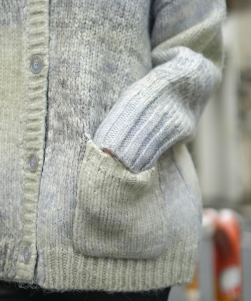 roial(ロイアル)の「CARDIGAN/ROIAL(ロイアル)ペールトーンマルチボーダーデザインショート丈ニットカーディガン(カーディガン/ボレロ・レディース・グリーン/ピンク/ブルー・FREE)」の9枚目の写真