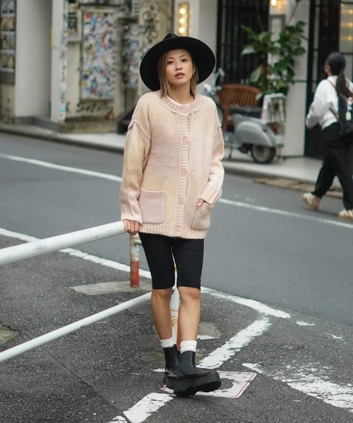 roial(ロイアル)の「CARDIGAN/ROIAL(ロイアル)ペールトーンマルチボーダーデザインショート丈ニットカーディガン(カーディガン/ボレロ・レディース・グリーン/ピンク/ブルー・FREE)」の5枚目の写真