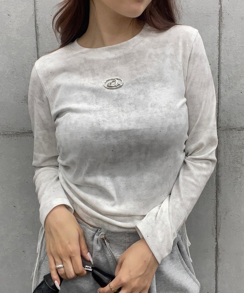 ROGER AND RAW（ロジャーアンドロウ）の「プレート付ショート丈ラメギャザーロングスリーブＴシャツ（Tシャツ/カットソー・レディース・ブラック/ピンク/ホワイト/グレー・MEDIUM/LARGE）」の2枚目の写真