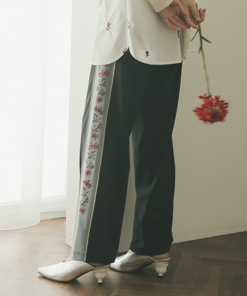 somari imagination（ソマリ イマジネーション）の「花柄刺繍ジャージパンツ（その他パンツ・レディース・ブラック/ブルー・2/1）」の3枚目の写真