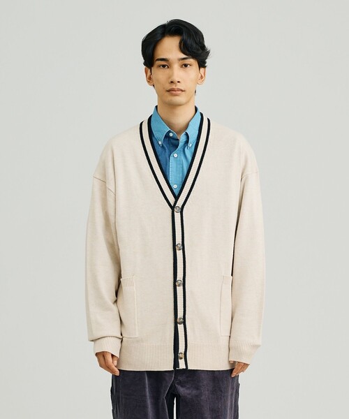 J.PRESS YORK STREET(ジェイプレスヨークストリート)の「【UNISEX】ANTI PILLING WOOL Vネックカーディガン(カーディガン/ボレロ・メンズ・ライトグレー系/ブラック系/アイボリー系・SMALL/MEDIUM/LARGE)」の3枚目の写真